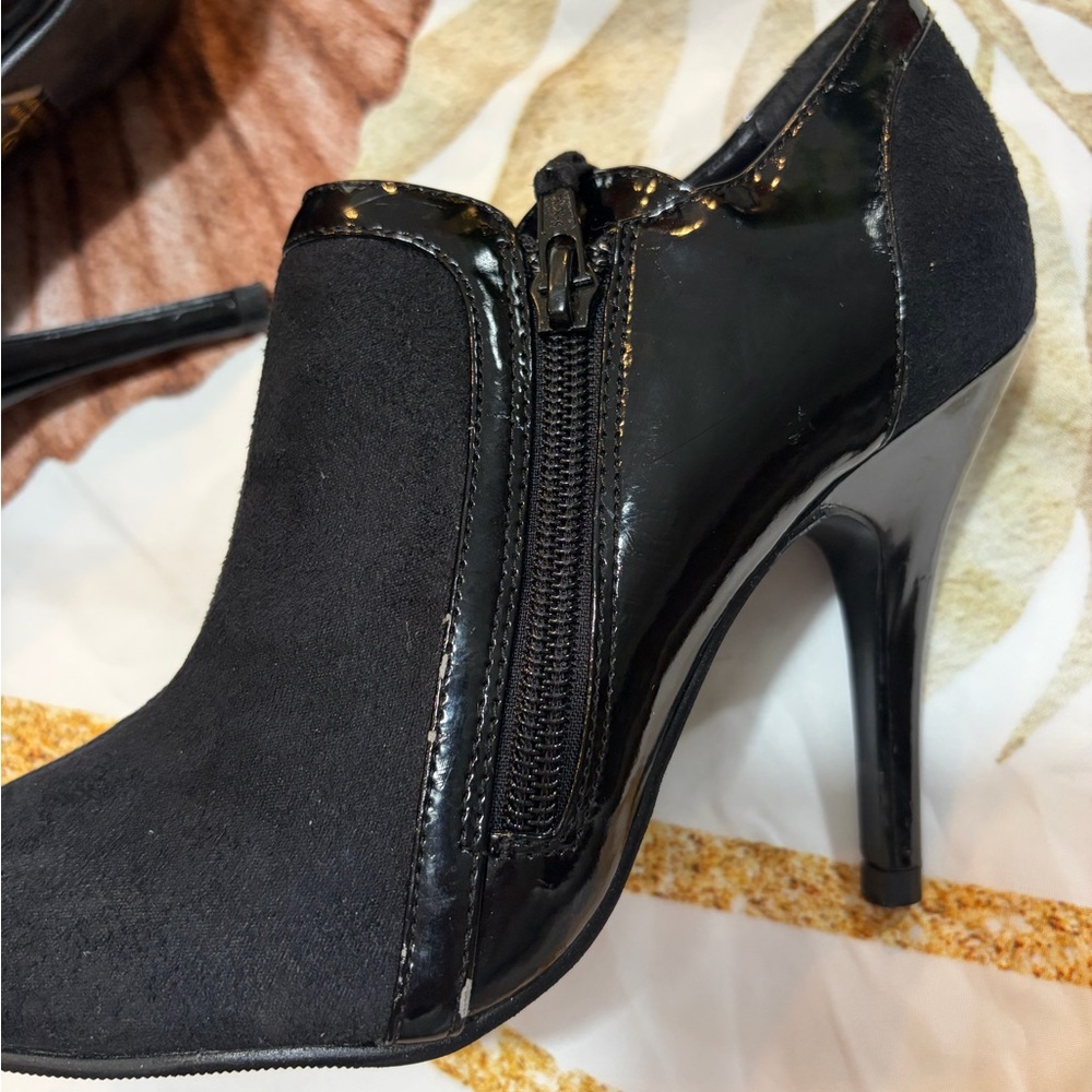 Paprika Black Women's Heels with Glossy Accents - Picture 3 of 5